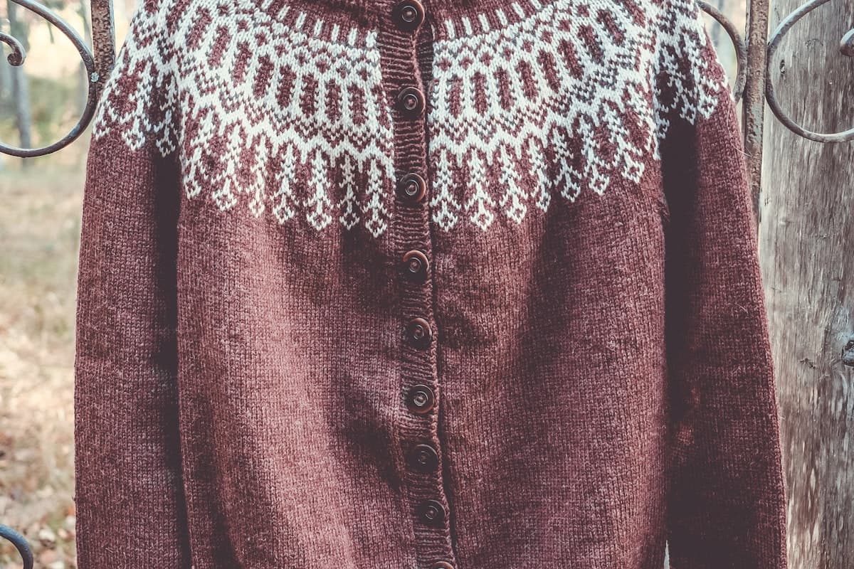 Håndstrikket cardigan i bordeaux med hvidt norsk mønster og knapper