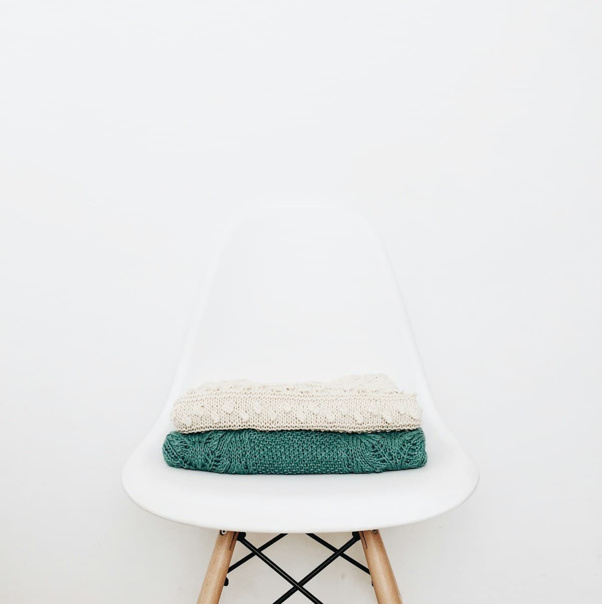 Garn og strikkede ting samlet — garnfestival stemning