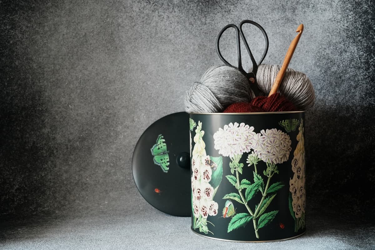 Hæklekrog og garn i kurv med saks — klar til hækling