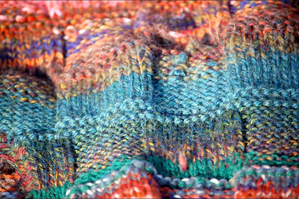 Flerfarvet strik med grafisk mønster i kontrastfarver — intarsia