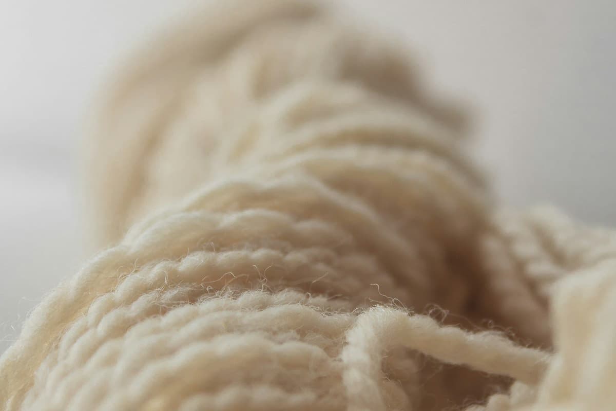 Blødt, lyst garn i naturhvide nuancer — kølende og let sommerfiber